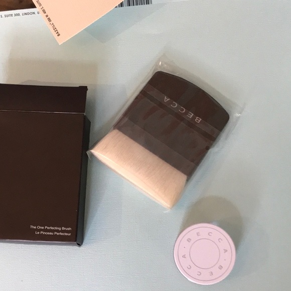 BECCA Brush and Hydra Mist Powder bundle - Picture 4 of 6